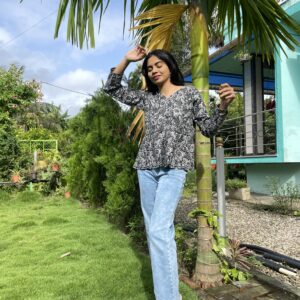 Black & white printed kurti, v-neck, casual wear with full sleeves